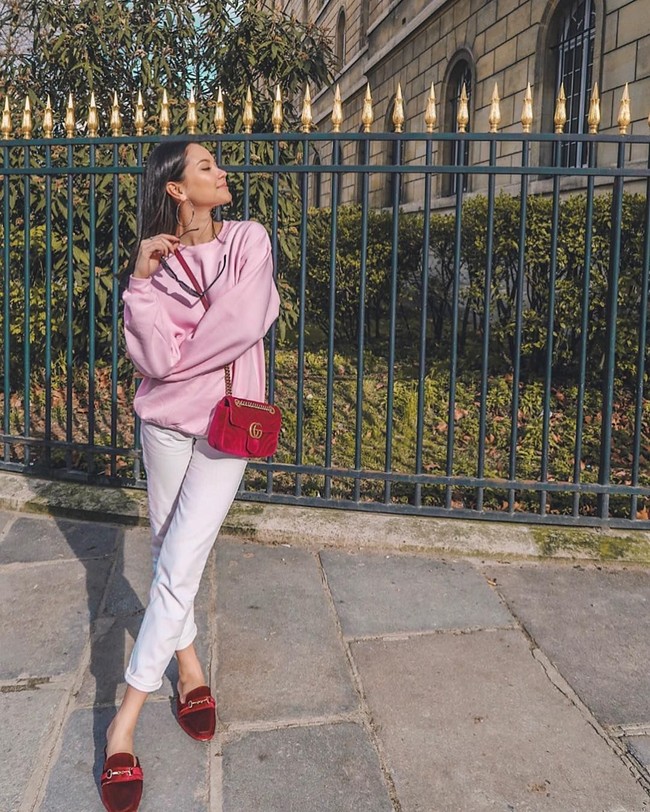 Wanita kelahiran Lombok, 25 Maret 1988 ini bergaya #ootd dengan memamerkan tas mini Gucci seri GG Marmont. Tas berbahan velvet ini dijual di situs resmi Gucci seharga US$ 1.590. Foto: Instagram Alyssa Daguise
