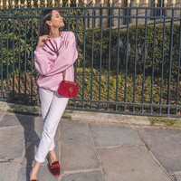 Wanita kelahiran Lombok, 25 Maret 1988 ini bergaya #ootd dengan memamerkan tas mini Gucci seri GG Marmont. Tas berbahan velvet ini dijual di situs resmi Gucci seharga US$ 1.590. Foto: Instagram Alyssa Daguise