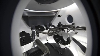 Crew Dragon memiliki empat jendela yang membuat para penumpang di dalamnya menikmati pemandangan Bumi, Bulan, dan objek Tata Surya lainnya. Foto: SpaceX