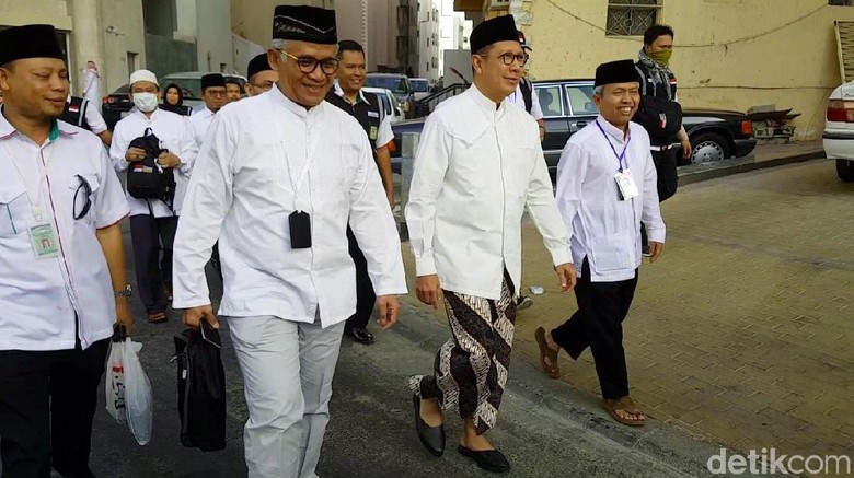 Gaya Menag Pantau Pelayanan Haji, Bercelana Lurik dan Naik Bus Gaya Menag Pantau Pelayanan Haji, Bercelana Lurik dan Naik Bus