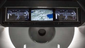 Seluruh informasi yang dibutuhkan penumpang akan ditampilkan pada layar-layar ini. Foto: SpaceX