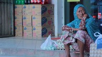 Setiap pagi, ia menyewa tukang ojek untuk mengatarkan dirinya ke tempat jualannya itu. Saat petang, ia lalu pulang kembali ke rumahnya, juga dengan menyewa tukang ojek. Di depan mini market, ia duduk sambil menjajakkan jualannya ke pengunjung yang datang. 