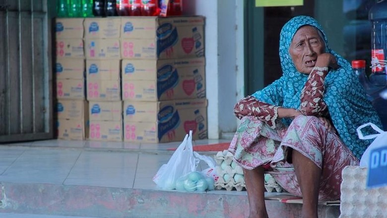 Pantang Jadi Pengemis, Nenek Hamilah Pilih Jualan Telur Asin Pantang Jadi Pengemis, Nenek Hamilah Pilih Jualan Telur Asin