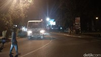 Dari pantauan baru ada 3 truk yang datang dari arah Kalimalang dan masuk ke kawasan  proyek rumah DP Rp 0.