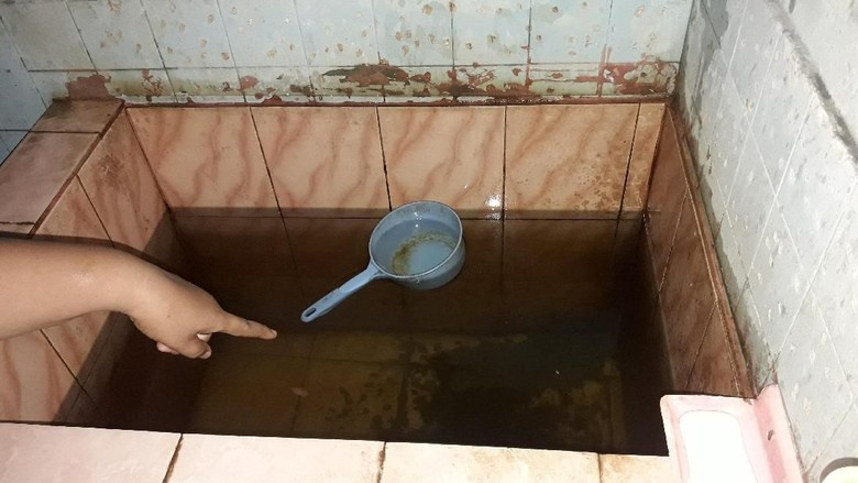 Warga Tytyan Kencana Bekasi Keluhkan Air PAM Hitam dan Bau Warga Tytyan Kencana Bekasi Keluhkan Air PAM Hitam dan Bau
