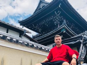 Potret Lukas Podolski Jalan-jalan di Jepang
