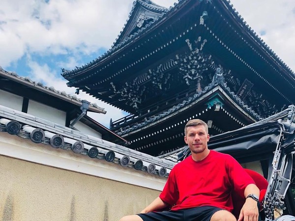 Potret Lukas Podolski Jalan Jalan Di Jepang