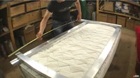 Dalam eksperimennya Colin mulai dengan membuat rangka kasur yang kokoh untuk bisa melontarkan orang dengan bobot tubuh sekitar 80 kilogram. (Foto: Youtube/colinfurze)