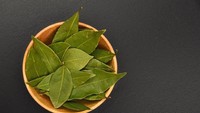 Terakhir ada daun salam. Bukan hanya sebagai bumbu masakan, daun salam juga bermanfaat untuk membersihkan gigi. Caranya, gosokkan daun salam ke gigi lalu kumur dengan air hangat. Foto: Thinkstock