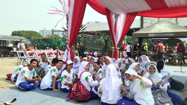 Panitia dan kru bersiap-siap menyambut api obor