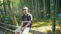 Saat ke Kyoto, dia wisata ke hutan bambu Arashiyama. Hutan bambu ini memang begitu populer di kalangan turis (poldi_official/Instagram)