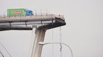 Truk Ini Nyaris Jatuh dari Jembatan yang Ambruk di Italia