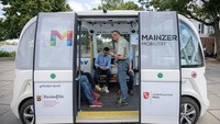 Beberapa masyarakat tampak penasaran ingin mencoba bus elektrik tanpa pengemudi tersebut. Thomas Lohnes/Getty Images.