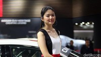 SPG cantik tampil senada dengan tampang Honda Civic TCR.