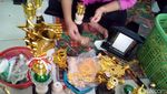 Perajin Piala Kebanjiran Order Jelang Agustusan