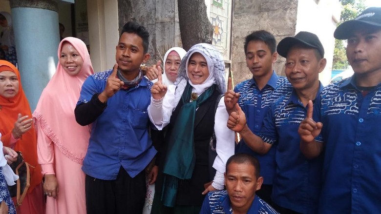 Dipolisikan Relawan Emak Militan Jokowi, Ini Kata Neno Warisman Dipolisikan Relawan Emak Militan Jokowi, Ini Kata Neno Warisman