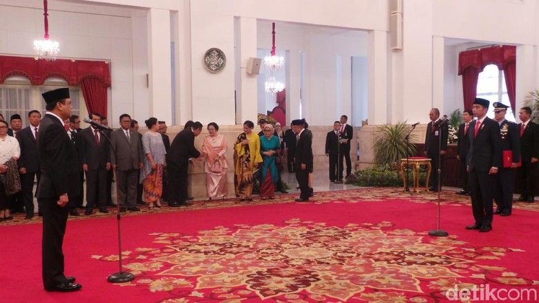 Jokowi Lantik Komjen Syafruddin Jadi MenPAN-RB Jokowi Lantik Komjen Syafruddin Jadi MenPAN-RB