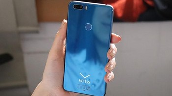 Dibanderol hampir Rp 6 juta, ponsel ini punya kamera utama ganda (13 MP + 5 MP), memori eksternal hingga 2 TB, serta material kaca di bagian belakang. Foto: Istimewa