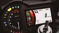 Stylema dengan radial-mount empat piston lebih kecil dan lebih ringan dibanding kaliper Brembo sebelumnya. Namun, sistem pengereman itu disebut memiliki manajemen panas yang lebih baik. Di H2 dan H2R dipasangkan rotor 330mm dengan KIBS ABS Kawasaki. Foto: Kawasaki