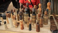 Terdapat juga kerajinan tangan seperti wadah sirih, kalung, gelang dan lainnya. Harganya lebih murah dari kain tenun, mulai dari Rp 15 ribuan (Randy/detikTravel)