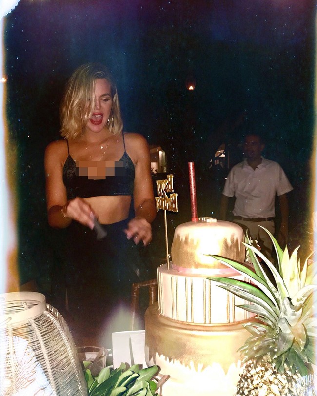 Khloe Kardashian tak pernah ketinggala untuk tampil seksi. Ia bergaya hitam-hitam dengan bra beludru dan celana panjang saat berpesta. Foto: Instagram