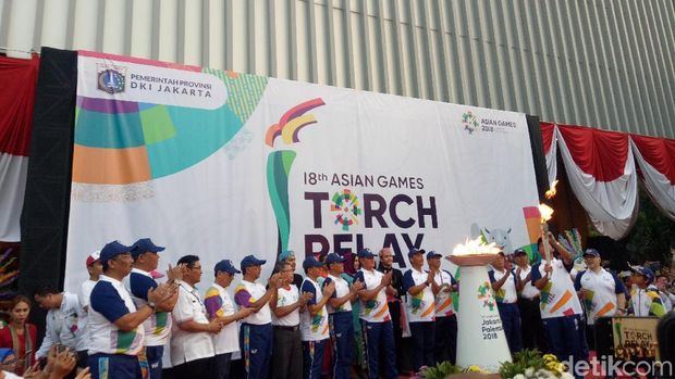 Gubernur DKI Anies Baswedan melanjutkan pawai obor Asian Games dengan berkeliling di Balai Kota, Jakarta Pusat, Rabu (15/8/2018)