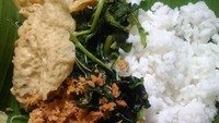 Kalau sedang diet urap bisa dimakan tanpa nasi atau dengan nasi sedikit. Tempe goreng tepung dan tahu bacem bisa jadi lauk tambahan. Foto : Instagram @mustminee