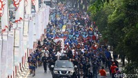 Rombongan pawai obor Asian Games 2018 melintas di kawasan TMII, Jakarta, Rabu (15/8/2018).