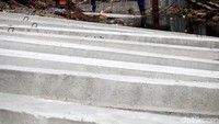 Tiang-tiang beton yang siap untuk dipasang.