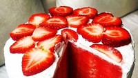 Kue ulang tahun dari semangka tampaknya sedang jadi tren. Kue ini terbuat dari semangka segar yang dibentuk dan dihias seperti kue. Foto : instagram @zilihealth