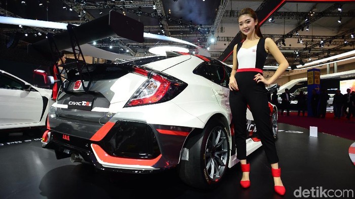 Honda Civic TCR tampil berbeda di GIIAS 2018. Mobil tersebut dikawal wanita-wanita cantik Indonesia.