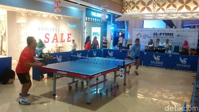 Turnamen tenis meja di tengah mal (Foto: Angling Adhitya Purbaya/detikSport) Turnamen tenis meja di tengah mal (Foto: Angling Adhitya Purbaya/detikSport)