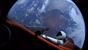 Pakaian tersebut sama seperti yang digunakan oleh dummy bernama Starman yang mengendarai Tesla Roadster di angkasa setelah diluncurkan oleh Falcon Heavy. Foto: Instagram/spacex