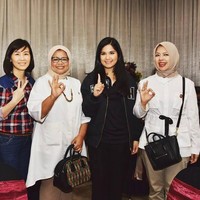 Saat masih masa kampanye suaminya untuk menjadi Wakil Gubernur DKI Jakarta, Nur Asia, terlihat stylish memakai tas Céline Nano Luggage, yang di situs online dijual seharga US$ 2.700 atau sekitar Rp 39 jutaan. Foto: Dok. Instagram, Facebook