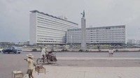 Tak hanya itu, Patung Selamat Datang pun dibangun di sekitaran Hotel Indonesia untuk menyambut para atlet dan ofisial yang datang dari 16 negara lain di Asia dan akan bertanding dalam 15 cabang olahraga yang dilombakan. Istimewa/Pinterest.