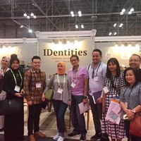 Masih dalam rangkaiannya ke New York untuk mengantarkan anak perempuannya sekolah, Sandiaga Uno dan Nur Asia Uno menyempatkan diri datang ke pameran dagang NY NOW 2017 di Javits Center, pada Agustus 2017. Saat berpose di booth Bekraf, Nur Asia yang dirangkul oleh Sandiaga terlihat menenteng tas Hermes seri Lindy di pundaknya. Tas Hermes berwarna hijau itu harganya mencapai Rp 90 sampai Rp 100 jutaan. Foto: Dok. Instagram, Facebook