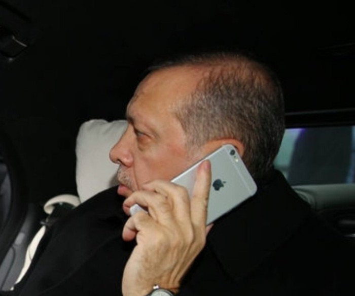 Erdogan memakai iPhone. Foto: istimewa Erdogan memakai iPhone. Foto: istimewa