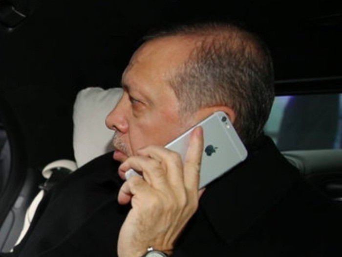 Erdogan saat menggunakan iPhone. Foto: istimewa Erdogan saat menggunakan iPhone. Foto: istimewa