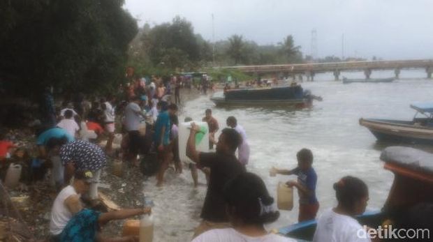Minyak Tanah Juga Tumpah di Pantai Ambon, Warga Bawa Jeriken