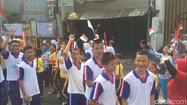 Antusiasme Warga Saksikan Pawai Obor Asian Games di Kramat Jati Antusiasme Warga Saksikan Pawai Obor Asian Games di Kramat Jati