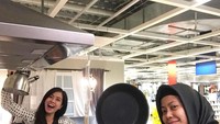 Yeslin Wang yang menikah dengan Delon pada 2011 ini baru saja melakukan gugatan cerai. Perempuan cantik ini ternyata punya hobi kulineran yang sering dibagikan lewat akun instagramnya. Foto: instagram @yeslinwang