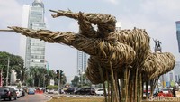 Instalasi yang meraup biaya sebesar Rp 550 juta itu disebut terinspirasi dari pasukan Majapahit yang mengarak bendera. Foto: Rifkianto Nugroho