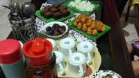  Kurma, brownies serta beberapa jajanan pasar seperti klepon dan risoles jadi menu buka puasa Ali Ngabalin pada bulan Ramadan tahun lalu. fauzan sdh stand bye utk berbuka, tulisnya. Twitter @NgabalinAli