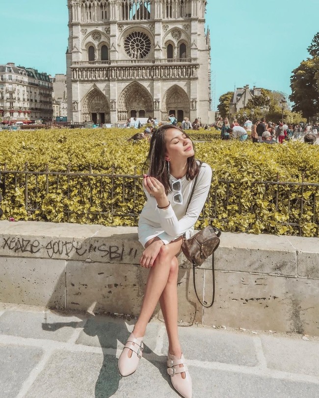 Alyssa Daguise yang sehari-harinya tinggal di Prancis tampak berpose menikmati panasnya matahari di musim panas. Dia melengkapi gaya casualnya dengan ransel mini dari Louis Vuitton seharga US$ 1940. Foto: Instagram Alyssa Daguise