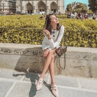 Alyssa Daguise yang sehari-harinya tinggal di Prancis tampak berpose menikmati panasnya matahari di musim panas. Dia melengkapi gaya casualnya dengan ransel mini dari Louis Vuitton seharga US$ 1940. Foto: Instagram Alyssa Daguise