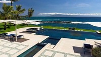 Ramsey merombak bagian dalam rumah ini dengan total biaya US$ 10 juta. Istimewa/Realtor.com.