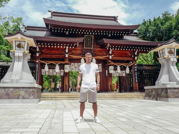 Potret Lukas Podolski Jalan Jalan Di Jepang Foto 3 Potret Lukas Podolski Jalan Jalan Di Jepang Foto 3