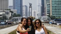 Tak sedikit pula masyarakat maupun warga negara asing yang mengambil gambar dengan latar Patung Selamat Datang usai Jalan Sudirman-Thamrin ditata rapi.