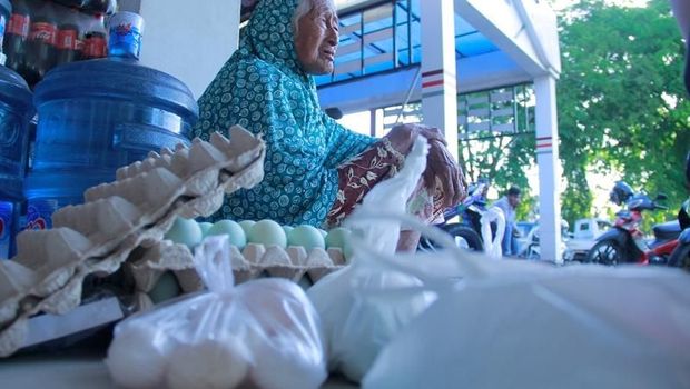 Pantang Jadi Pengemis, Nenek Hamilah Pilih Jualan Telur Asin