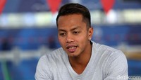 Kesempatan itu didapatkan Siman saat mengikuti pelajaran olahraga di sekolah. Siman sih enggak langsung terkesan dan menyukainya. Dia justru gemetaran. Siman kecil takut kalau disuruh benar-benar nyemplung.
